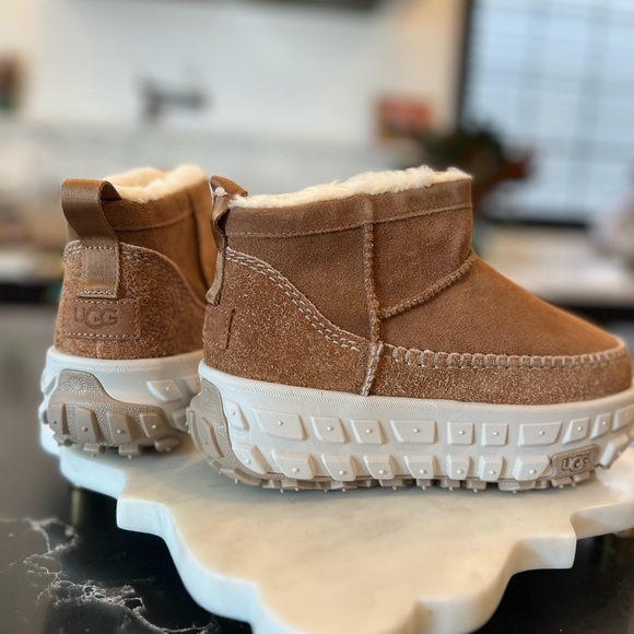 UGG *New With Tags* Venture Daze Mini Boot, Chestnut, Size 6 - Picture 3 of 8